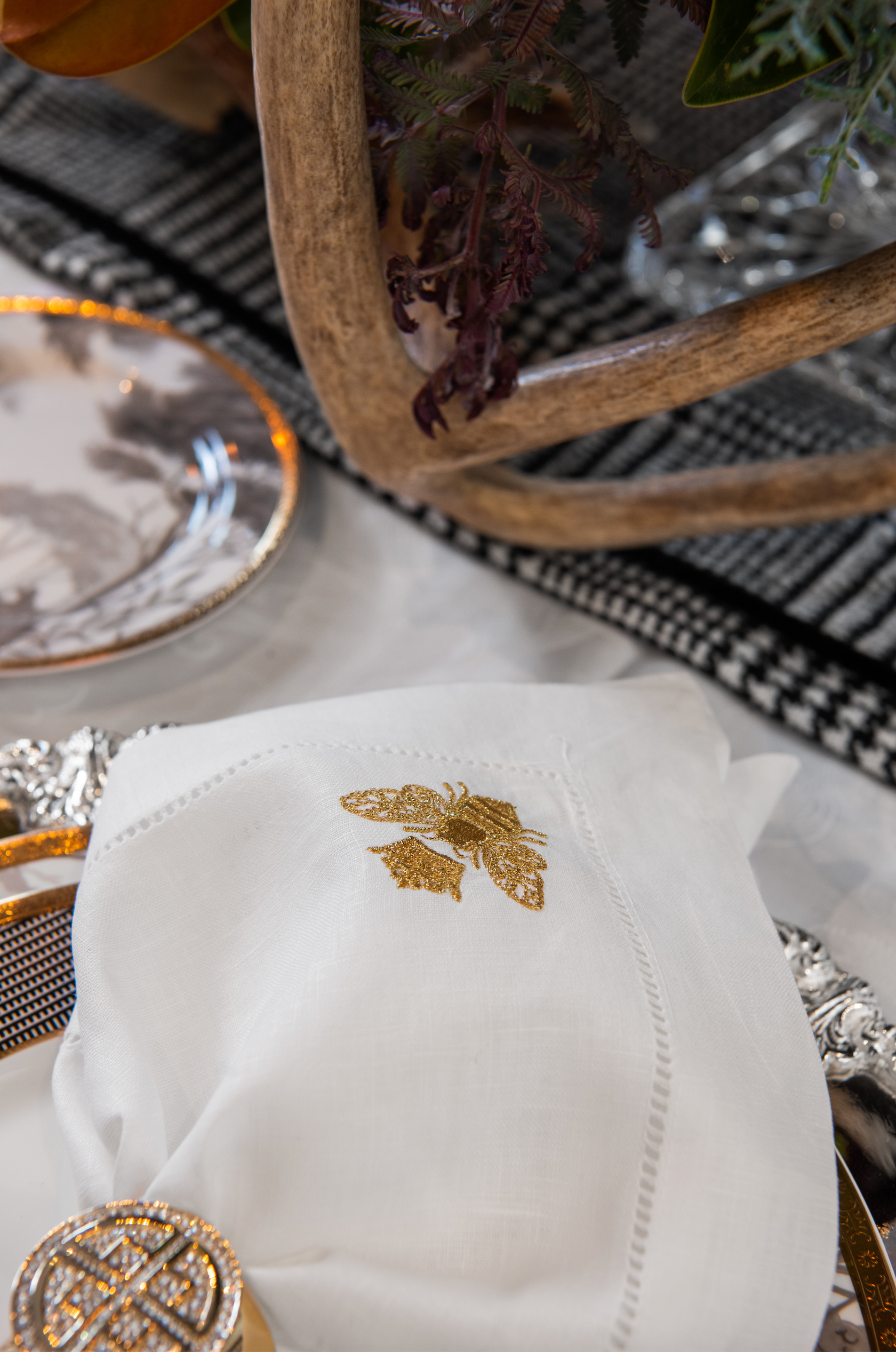 ITALIAN LINEN BEE EMBROIDERED NAPKIN SET OF 4